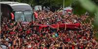 Imagem do embarque da delegação para Lima, para a final da Libertadores  Foto: FCesar/O Fotografico / Gazeta Press