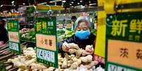 Mulher seleciona verduras em supermercado de Pequim 
02/01/2018
REUTERS/Jason Lee  Foto: Reuters