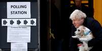 Johnson deixa seção eleitoral, com seu cachorro Dilyn, após votar em Londres 12/12/2019 REUTERS/Henry Nicholls  Foto: Reuters