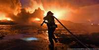 Bombeiro em inc&ecirc;ndio florestal nos EUA:  "&Eacute; como ver um trem cair do precip&iacute;cio", diz cientista sobre mudan&ccedil;a clim&aacute;tica  Foto: DW / Deutsche Welle
