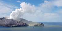 Erupção em White Island, na Nova Zelândia  Foto: EPA / Ansa - Brasil