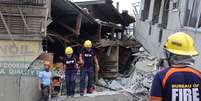 Bombeiros buscam desaparecidos em escombros de prédio em Padada, Filipinas  Foto: EPA / Ansa