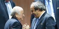 Blatter e Platini (à esquerda) se cumprimentam durante evento da Fifa em 2015, em Zurique
29/05/2015
REUTERS/Arnd Wiegmann  Foto: Reuters