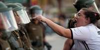 Mulher aponta para policial durante protesto contra o governo no Chile
15/12/2019
REUTERS/Ricardo Moraes  Foto: Reuters