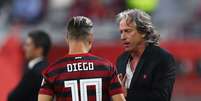 Diego conversa com Jesus durante a semifinal.  Foto: Ibraheem Al Omari / Reuters