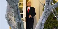 Trump aparece em porta do Salão Oval, na Casa Branca; ele se tornou o terceiro presidente na história americana a sofrer um processo de impeachment  Foto: EPA/MICHAEL REYNOLDS / BBC News Brasil