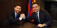 Messi e Bartomeu em 2017 na última renovação de contrato do atacante (Foto: Divulgação / Barcelona)  Foto: Lance!