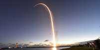 O foguete decolou com o nascer do sol  Foto: Reuters / BBC News Brasil
