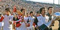 Leandro, Zico e Júnior, vestindo branco, após a decisão do Mundial de Clubes (Foto: Masahide Tomikoshi)  Foto: Lance!