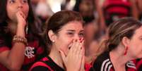Torcedores do Flamengo acompanhando a partida entre Liverpool e Flamengo, válida pelo Mundial de Clubes FIFA 2019, na Buxixo Chopperia no Rio de Janeiro (RJ), neste sábado (21).   Foto: Jose Lucena/Futura Press / Futura Press