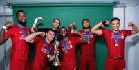 Jogadores do Liverpool curtem a conquista do troféu do Mundial de Clubes (Liverpool)  Foto: Lance!