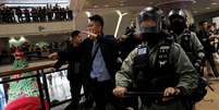 Polícia chega para dispersar manifestantes antigoverno que protestam dentro de um shopping na véspera de Natal em Hong Kong, China, 24/12/2019. REUTERS/Tyrione Siu  Foto: Reuters