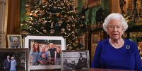 As redes sociais da família real publicou, nesta segunda-feira (23), uma imagem da rainha ao lado de fotos de seus familiares  Foto: Reprodução