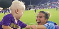 Encontro da zagueira do Orlando Pride com garoto viralizou nas redes sociais.  Foto: Instagram / @tiddbit_outta_hand / Estadão