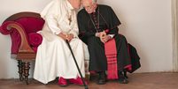 Anthony Hopkins interpreta papa Bento 16 e Jonathan Pryce, Jorge Bergoglio, hoje papa Francisco  Foto: Peter Mountain / BBC News Brasil