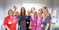 Kate Middleton, duquesa de Cambridge, posa para foto com equipe de maternidade do Kingston Hospital
27/12/2019
Palácio de Kensington/PA Wire/Divulgação via REUTERS
  Foto: Reuters