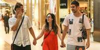 Tatá Werneck vai às compras e faz fotos de mãos dadas com Rafael Vitti e o cunhado, João Vitti, nesta sexta-feira, 27 de dezembro de 2019  Foto: AGNews, Edson Aipim / PurePeople