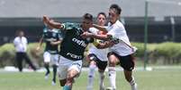 Estimular ponta a driblar como Gabriel Veron está na cartilha da base do Palmeiras (Agência Palmeiras/Divulgação)  Foto: Lance!