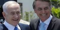 Jair Bolsonaro visitou o Muro das Lamentações ao lado de Benjamin Netanyahu, numa quebra de tradição diplomática  Foto: AFP / BBC News Brasil