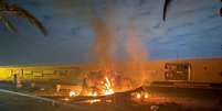 Destroços em chamas em rodovia perto do aeroporto internacional de Bagdá
03/01/2020
Departamento de Mídia da Segurança do Iraque via REUTERS  Foto: Reuters