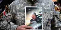 Manifestante segura foto de general iranianano assassinado Qassem Soleimani em Teer&atilde;
03/01/2020
WANA (West Asia News Agency)/Nazanin Tabatabaee via REUTERS  Foto: Reuters