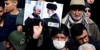 Manifestante segura cartaz com foto de l&iacute;der aiatol&aacute; Ali Khamenei com Soleimani, durante protesto em Teer&atilde; por morte de comandante 3/3/2020 WANA (West Asia News Agency)/Nazanin Tabatabaee via REUTERS  Foto: Reuters