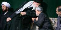 O aiatolá Ali Khamenei beija o general Soleimani em Teerã: figuras mais poderosas da República Islâmica  Foto: DW / Deutsche Welle