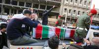 Procissão em homenagem a Soleimani levou iraquianos às ruas neste sábado  Foto: AFP / BBC News Brasil