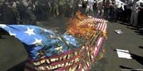 Em 2004, manifestantes queimam bandeira dos EUA em Teerã  Foto: DW / Deutsche Welle