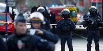 Policiais na cena do ataque, em Villejuif, comuna dos arredores de Paris  Foto: DW / Deutsche Welle