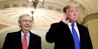 Trump ao lado do líder republicano no Senado, Mitch McConnell, nesta segunda-feira; ele prometeu reagir caso o Irã ataque alvos americanos  Foto: Reuters / BBC News Brasil