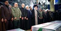 Líder supremo do Irã, aiatolá Ali Khamenei, e presidente do Irã, Hassan Rouhani, prestam homenagem em frente a caixão do general morto Qassem Soleimani
06/01/2020
Site da Presidência/Divulgação via REUTERS  Foto: Reuters