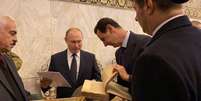 Os presidentes Vladimir Putin e Bashar al-Assad são vistos em mesquita em Damasco
07/01/2020
SANA/Divulgação via REUTERS  Foto: Reuters