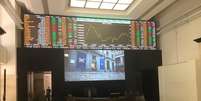 Painel eletrônico mostra cotações de ações durante sessão da B3, na sede da operadora de bolsa, em São Paulo. 17/12/2019. Aluísio Alves/Reuters.  Foto: Reuters