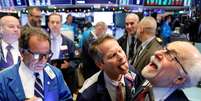 Operadores em momento de descontração na Bolsa de Nova York
17/12/2019
REUTERS/Brendan McDermid  Foto: Reuters