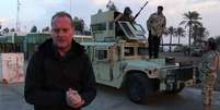 O correspondente da BBC Quentin Sommerville teve acesso exclusivo à base de Ain al-Asad em 2014  Foto: BBC News Brasil
