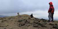 Moradores observam cratera causada por míssil perto de Duhok, no Iraque 8/1/2020  REUTERS/Ari Jalal  Foto: Reuters