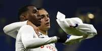 Jean Lucas (esq.) celebra gol que deu definiu a vitória do Lyon (Foto: AFP)  Foto: Lance!