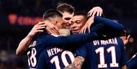 Jogadores do Paris Saint-Germain comemorando: goleada coloca o time da semi ANNE-CHRISTINE POUJOULAT / AFP  Foto: LANCE!