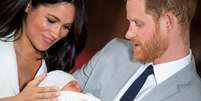Príncipe Harry e a mulher, Meghan, com o filho no colo no Castelo de Windsor
08/05/2019
Dominic Lipinski/Pool via REUTERS  Foto: Reuters