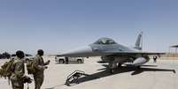 Militares norte-americanos obsevam jato F-16 na base em Balad
20/07/2015
REUTERS/Thaier Al-Sudani  Foto: Reuters