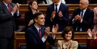 Sánchez aplaude juntamente com outros parlamentares após ser confirmado primeiro-ministro em votação
07/01/2020
REUTERS/Stringer  Foto: Reuters