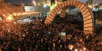 Centenas de pessoas, principalmente estudantes, se manifestaram em Teerã contra o governo  Foto: AFP / BBC News Brasil
