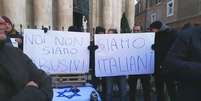 Protesto de ambulantes na praça que abriga a Fontana di Trevi, em Roma  Foto: ANSA / Ansa - Brasil