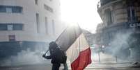 Protesto contra a reforma da Previdência em Paris, na França  Foto: EPA / Ansa - Brasil