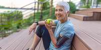 Fazer exercícios e ter uma dieta equilibrada reduz o risco de aparecimento de doenças cardiovasculares, câncer e diabetes  Foto: Getty Images / BBC News Brasil
