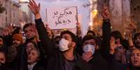 Negativa inicial do governo sobre incidente com avi&atilde;o da Ucr&acirc;nia enfureceu manifestantes iranianos  Foto: Getty Images / BBC News Brasil