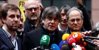Ex-líder do governo catatlão Carles Puigdemont (ao centro), dá entrevista a jornalistas ao chegar ao Parlamento Europeu
13/01/2020
REUTERS/Vincent Kessler  Foto: Reuters