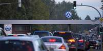 Carros circulam perto de fábrica da Volkswagen em Wolfsburg, Alemanha. 23/9/2015. REUTERS/Axel Schmidt  Foto: Reuters