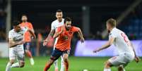 Turan não conseguiu ter sequência no retorno ao futebol turco (Foto: Ozan Kose / AFP)  Foto: Lance!